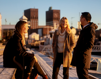 Tre personer på Aker Brygge